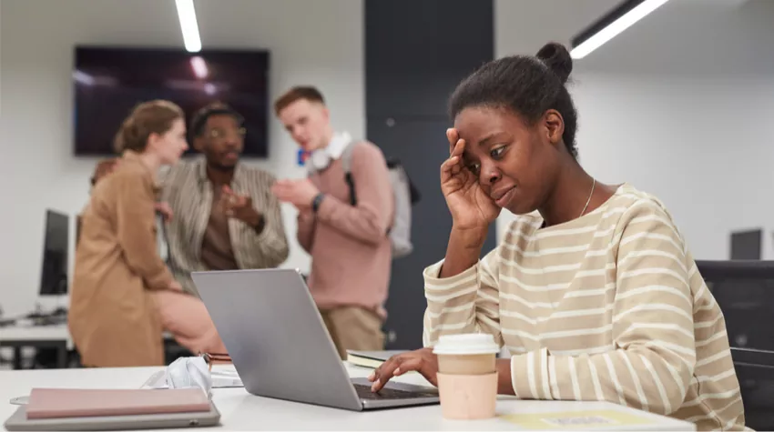 Stressige Arbeitsbedingungen können sich negativ auf die Psyche der Mitarbeitenden auswirken. © Shutterstock, SeventyFour