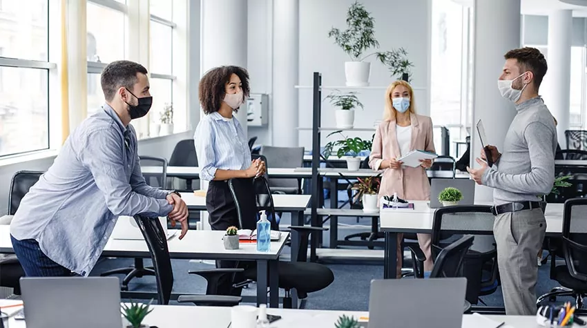 Fahren mehrere Mitarbeitende in einer Fahrgemeinschaft, kann eine Ansteckung als Wegeunfall gelten. © Shutterstock, Prostock-studio