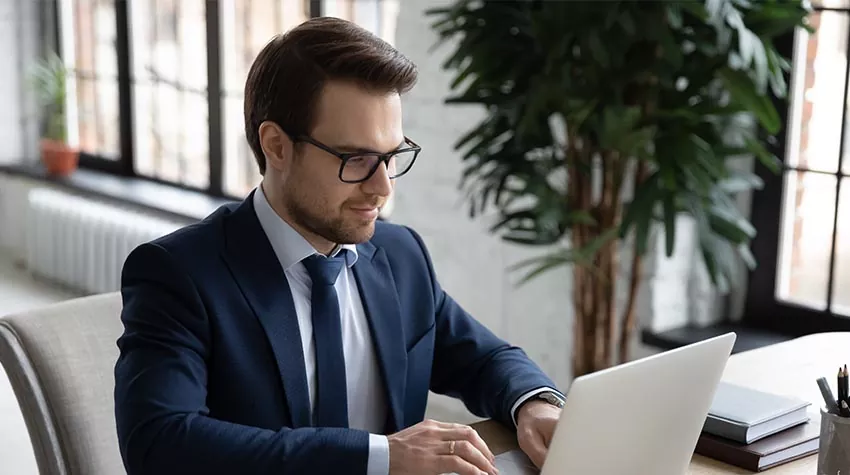 Auch bei Überstunden am Arbeitsplatz bleibt der Versicherungsschutz bestehen. © Shutterstock, fizkes