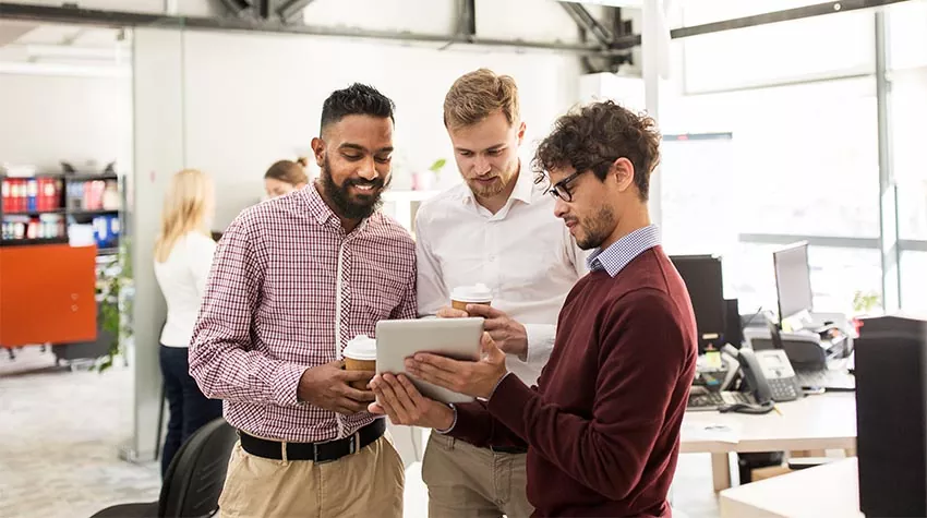 Arbeitnehmer:innen können sich bei Problemen an den Betriebsrat wenden. © Shutterstock, Ground Picture