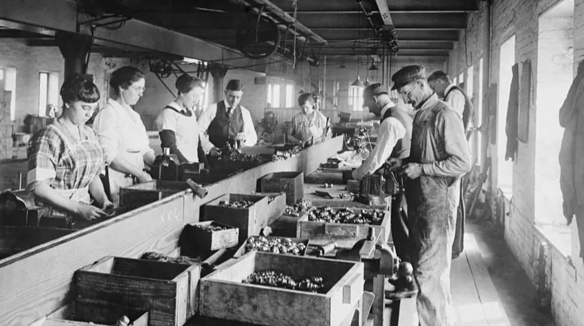 Während des Ersten Weltkrieges wurden viele Errungenschaften im Arbeitsschutz wieder aufgehoben. © Shutterstock, Everett Collection