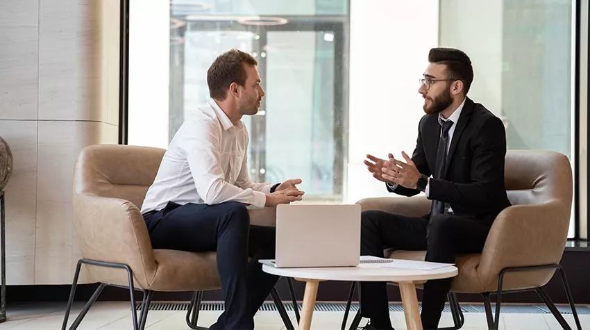 Die Beratung der Mitarbeitenden führt in 80 % der Fällen zu einer Verbesserung der Situation. © Shutterstock, fizkes