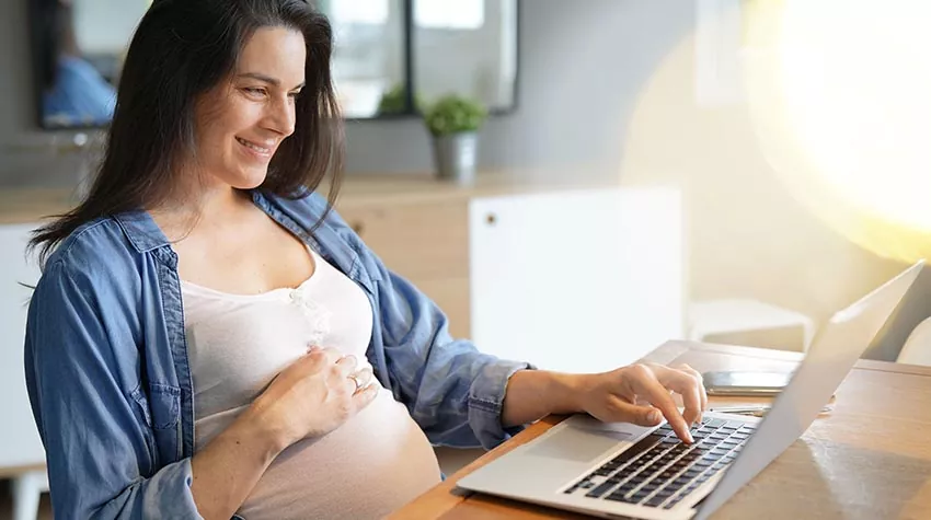 Wenn die Arbeit an der Schule nicht möglich ist, können schwangere Mitarbeiterinnen auch im Homeoffice arbeiten. © Shutterstock, goodluz