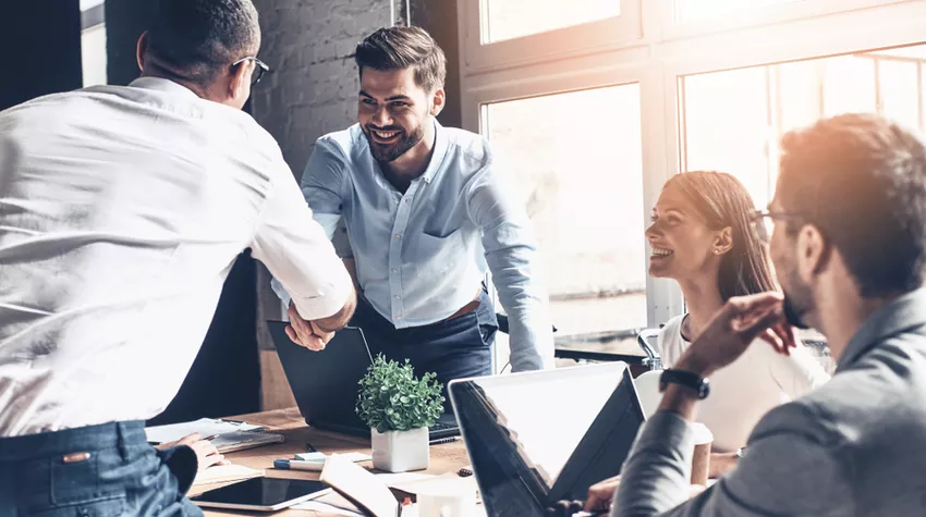 Bei Leiharbeit wird die Arbeitsleistung des Arbeitnehmenden bei einem anderen Unternehmen erbracht. © Shutterstock, G-Stock Studio