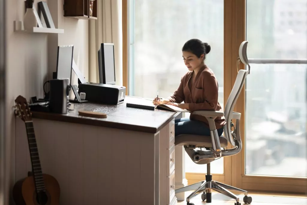 Ergonomische Schreibtische und Schreibtischstühle können Rückenbeschwerden vorbeugen. © Shutterstock, fizkes