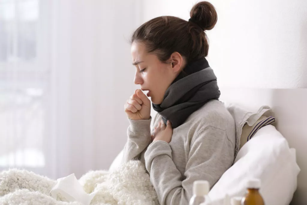 Ein Grund, weshalb eine Grippe oft mit Rückenschmerzen einhergeht, ist die stärkere Reizung der Nerven und Schmerzrezeptoren. © Shutterstock, Africa Studio