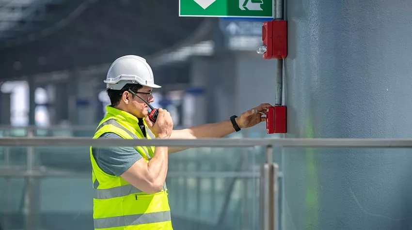 Brände oder Explosionen im Betrieb sind ein großes Risiko für Mitarbeitende und Unternehmen. © Shutterstock, APChanel