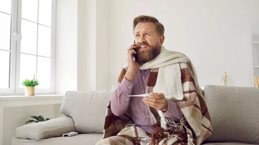 Auch Arbeitnehmende werden durch die eAU entlastet. Es besteht lediglich die Pflicht, euch über den Ausfall zu informieren. © Shutterstock, Studio Romantic