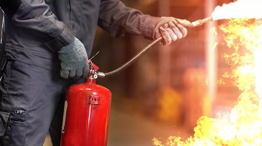 Brandschutzhelfer:innen sind im Ernstfall in der Lage, mit einem Feuerlöscher einen Brand zu kontrollieren. © Shutterstock, Piotr Zajda