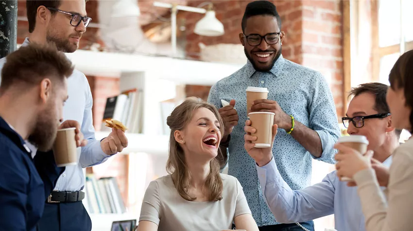 Soziale Events oder gemeinsame Kaffeepausen können dabei helfen, neue Mitarbeitende besser ins Team zu integrieren. © Shutterstock, fizkes