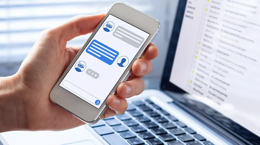 Chatbots können eingesetzt werden, um Fragen der neuen Mitarbeitenden zu beantworten.  © Shutterstock NicoElNino