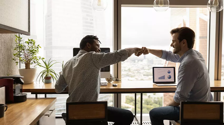 Ein Onboarding-Pate kann neuen Mitarbeitenden unterstützend zur Seite stehen und Fragen direkt beantworten. © Shutterstock, fizkes